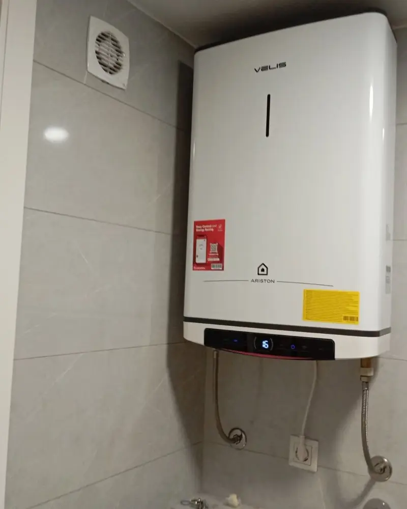 Ariston Velis bojler ugrađen u kupatilu pored ventilacionog otvora